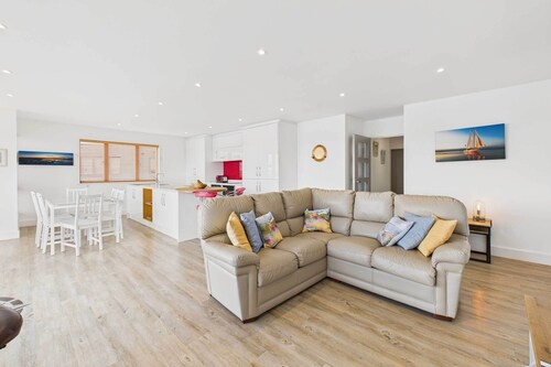 Host & Stay | Becalmed