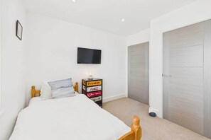 2 habitaciones, tabla de planchar con plancha, cuna de viaje y wifi 