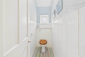 Shower, towels, shampoo