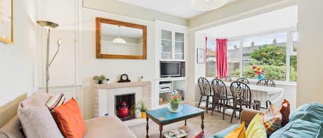 Una televisión, un reproductor de DVD, una oficina