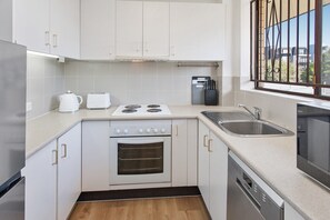 Apartment | Private kitchen - Cosy Unit With Parking Near New Farm Park & River (Brisbane)