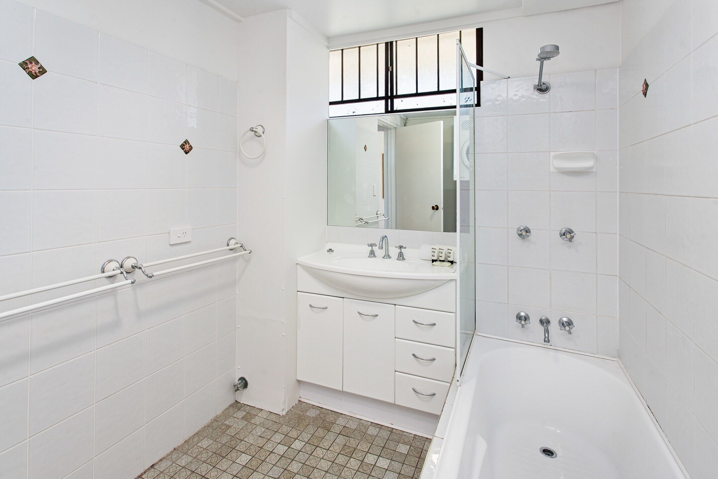 Apartment | Bathroom | Bathtub, hair dryer, towels, soap