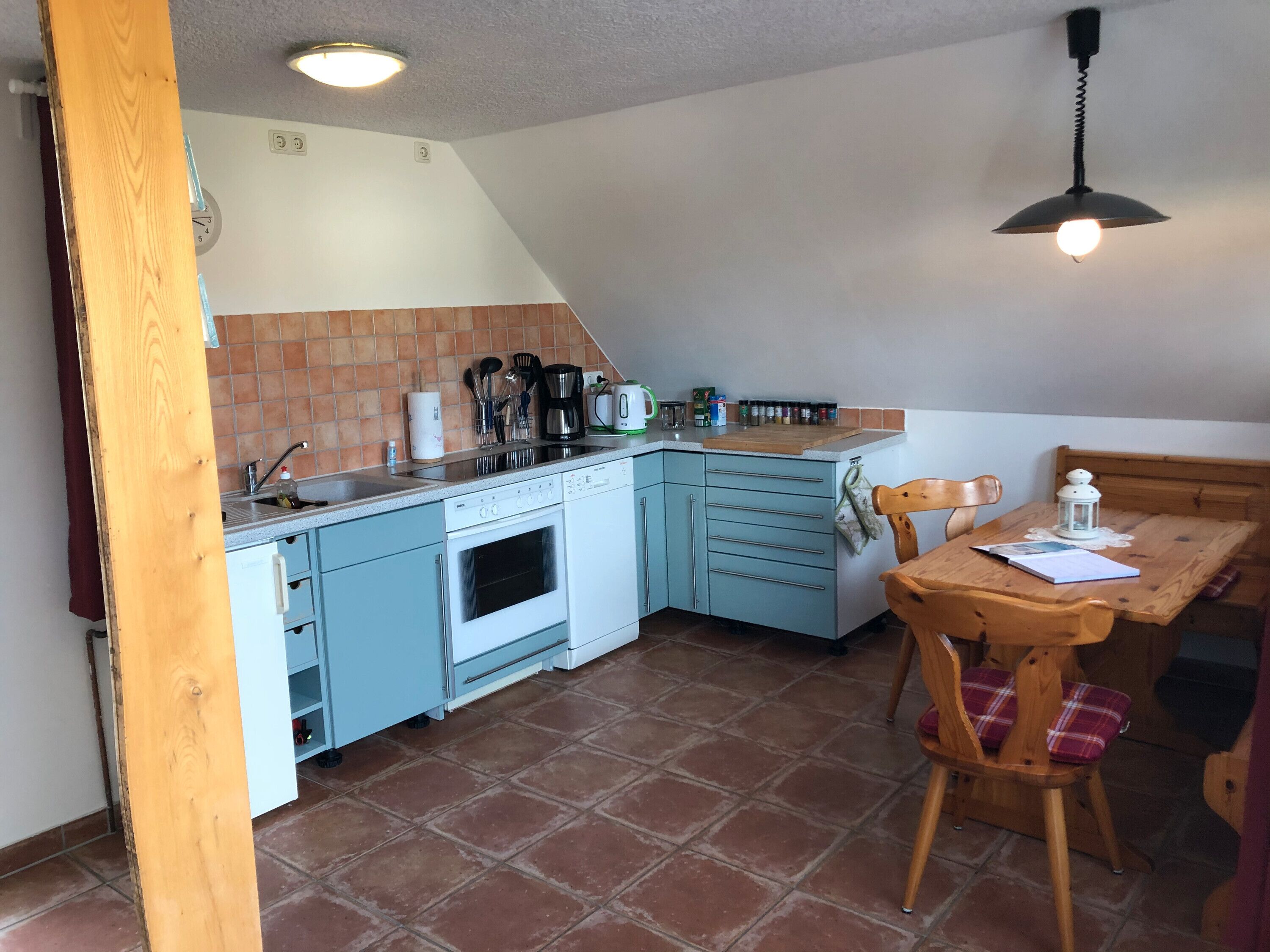 Kjøleskap, ovn, kokeplater og oppvaskmaskin