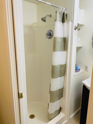 Regadera, secadora de cabello, toallas, jabón