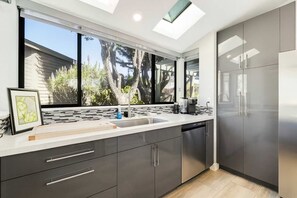 Fridge, microwave, oven, stovetop - Luxury Bodega Bay Retreat: Bodega Harbour, Golf (Bodega Bay)