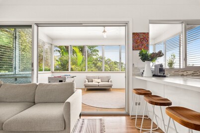 Luxury 2-bed With Ocean Views and Garden