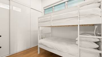 Apartment | 2 bedrooms, iron/ironing board, bed sheets