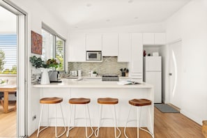 Apartment | Private kitchen - Luxury 2-bed With Ocean Views and Garden (Sydney)