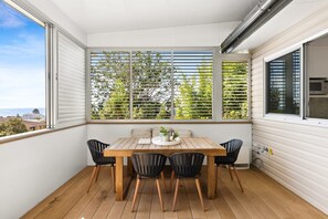 Apartment | Dining - Luxury 2-bed With Ocean Views and Garden (Sydney)