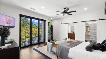 4 bedrooms, desk, iron/ironing board, WiFi