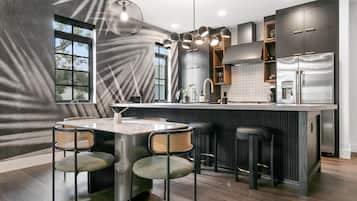 Kylskåp, mikrovågsugn, ugn och spishäll