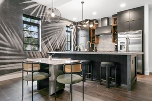 Fridge, microwave, oven, stovetop - Two Luxurious Hyde Park Homes w/ 5 Star Amenities (Tampa)