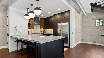 Geladeira, micro-ondas, fogão, cooktop