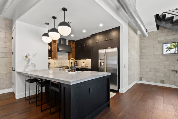 Geladeira, micro-ondas, fogão, cooktop