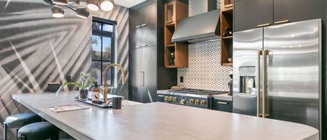 雪櫃、微波爐、焗爐、爐具