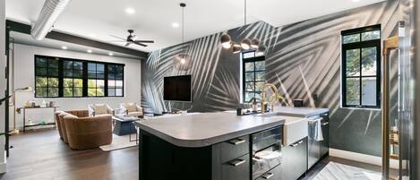 Kühlschrank, Mikrowelle, Ofen, Herdplatte