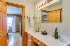 Een haardroger, handdoeken, zeep, shampoo