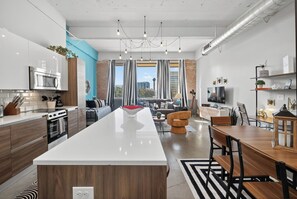 Interior - Industrial 2BR Flat, Free Valet, Pool/Gym, Game & Movie rooms. DT Dallas (Dallas)