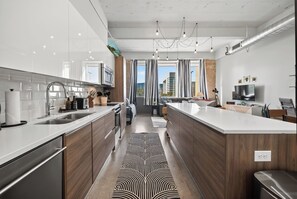 Fridge, microwave, oven, stovetop - Industrial 2BR Flat, Free Valet, Pool/Gym, Game & Movie rooms. DT Dallas (Dallas)