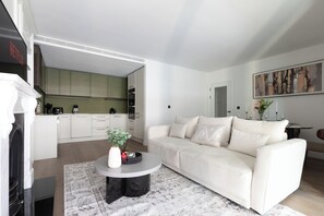 TV - Stylish London Apartment with Terrace – Near Chelsea & River Thames (London)