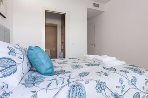 Een strijkplank/strijkijzer, wifi, beddengoed