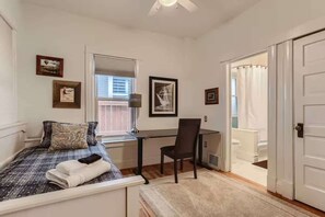 2 多间卧室、办公桌、熨斗/熨衣板、旅行婴儿床