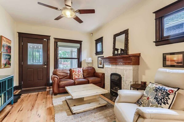 智能电视、壁炉、办公室