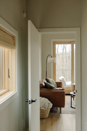 Una Smart TV, libros, un reproductor estéreo