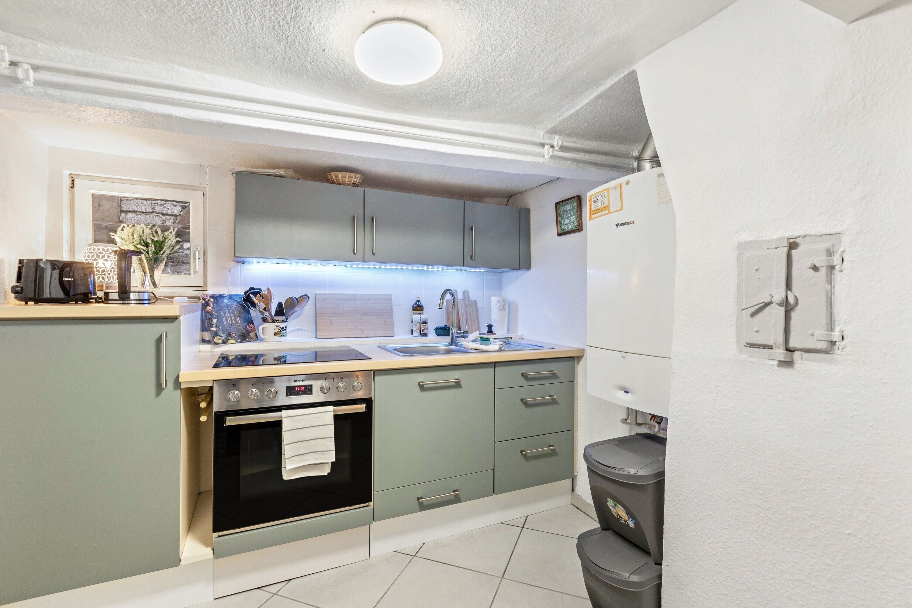 Kühlschrank, Ofen, Herdplatte, Wasserkocher mit Kaffee-/Teezubehör