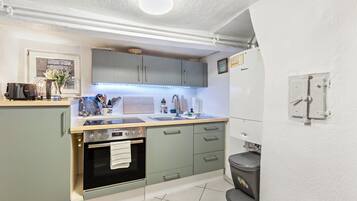 Réfrigérateur, four, plaque de cuisson, cafetiÚre/bouilloire