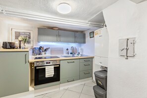 冷蔵庫、オーブン、コンロ、コーヒー / ティーメーカー