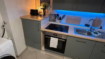 Kühlschrank, Ofen, Herdplatte, Wasserkocher mit Kaffee-/Teezubehör