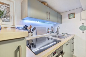 Réfrigérateur, four, plaque de cuisson, cafetière/bouilloire