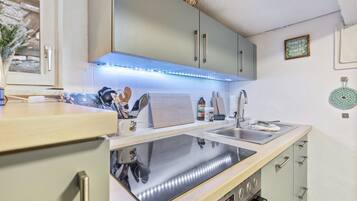 Fridge, oven, stovetop, coffee/tea maker