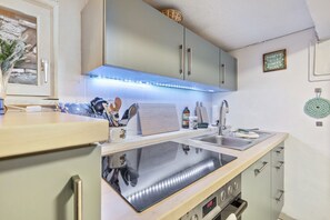 Réfrigérateur, four, plaque de cuisson, cafetiÚre/bouilloire