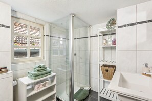 Douche, articles de toilette gratuits, sèche-cheveux