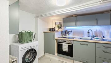 Fridge, oven, stovetop, coffee/tea maker