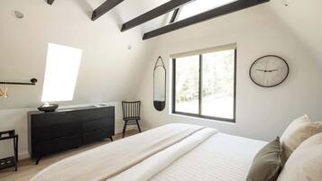 5 bedrooms, desk, iron/ironing board, travel crib