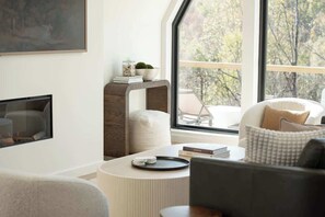 Fernseher, Kamin, Videospiele, Bücher