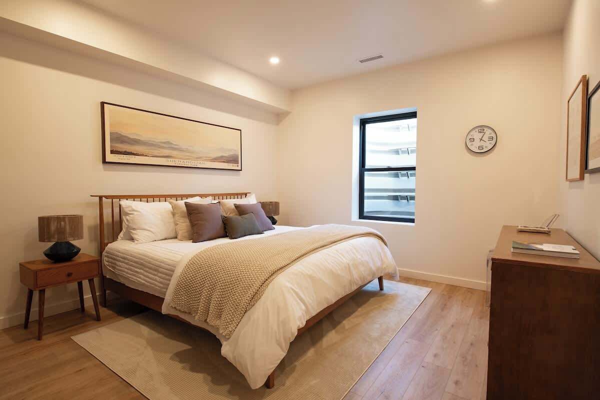 5 bedrooms, desk, iron/ironing board, travel cot