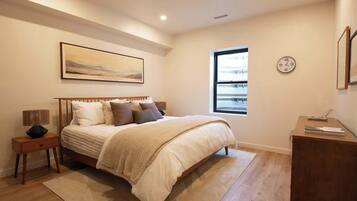 5 bedrooms, desk, iron/ironing board, travel cot