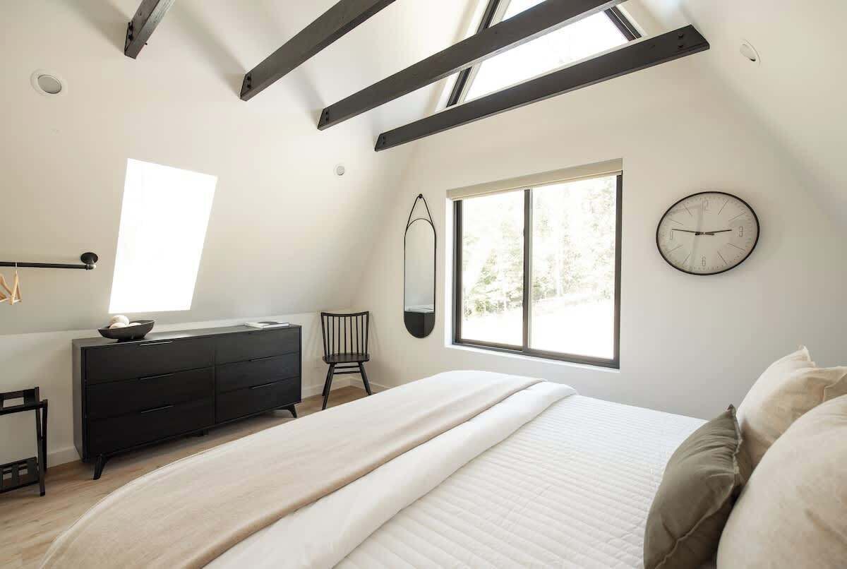 5 bedrooms, desk, iron/ironing board, travel crib