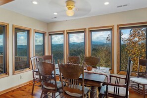 Dining - On Eagles Wings: Family Friendly Mtn Top Cabin with views of Grandfather Mountai (Ferguson)
