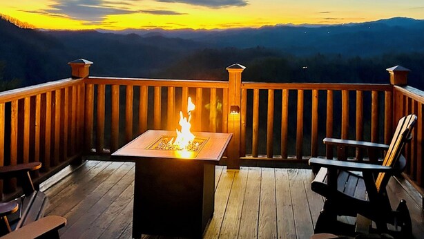 Une terrasse en bois avec un foyer et des sièges.