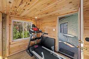 Interior - On Eagles Wings: Family Friendly Mtn Top Cabin with views of Grandfather Mountai (Ferguson)