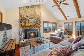Smart TV, fireplace, books - On Eagles Wings: Family Friendly Mtn Top Cabin with views of Grandfather Mountai (Ferguson)