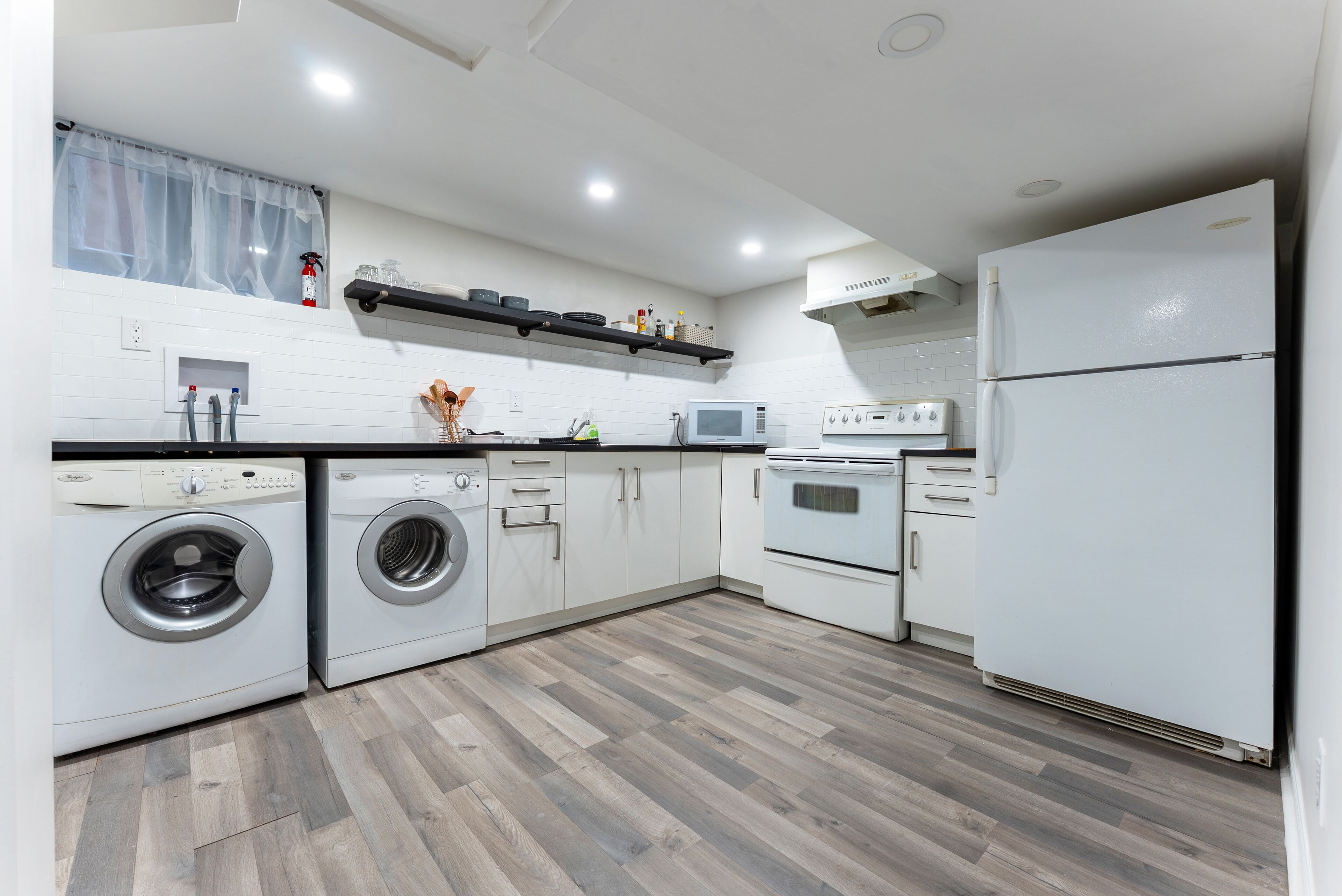 冷蔵庫、電子レンジ、オーブン、コンロ