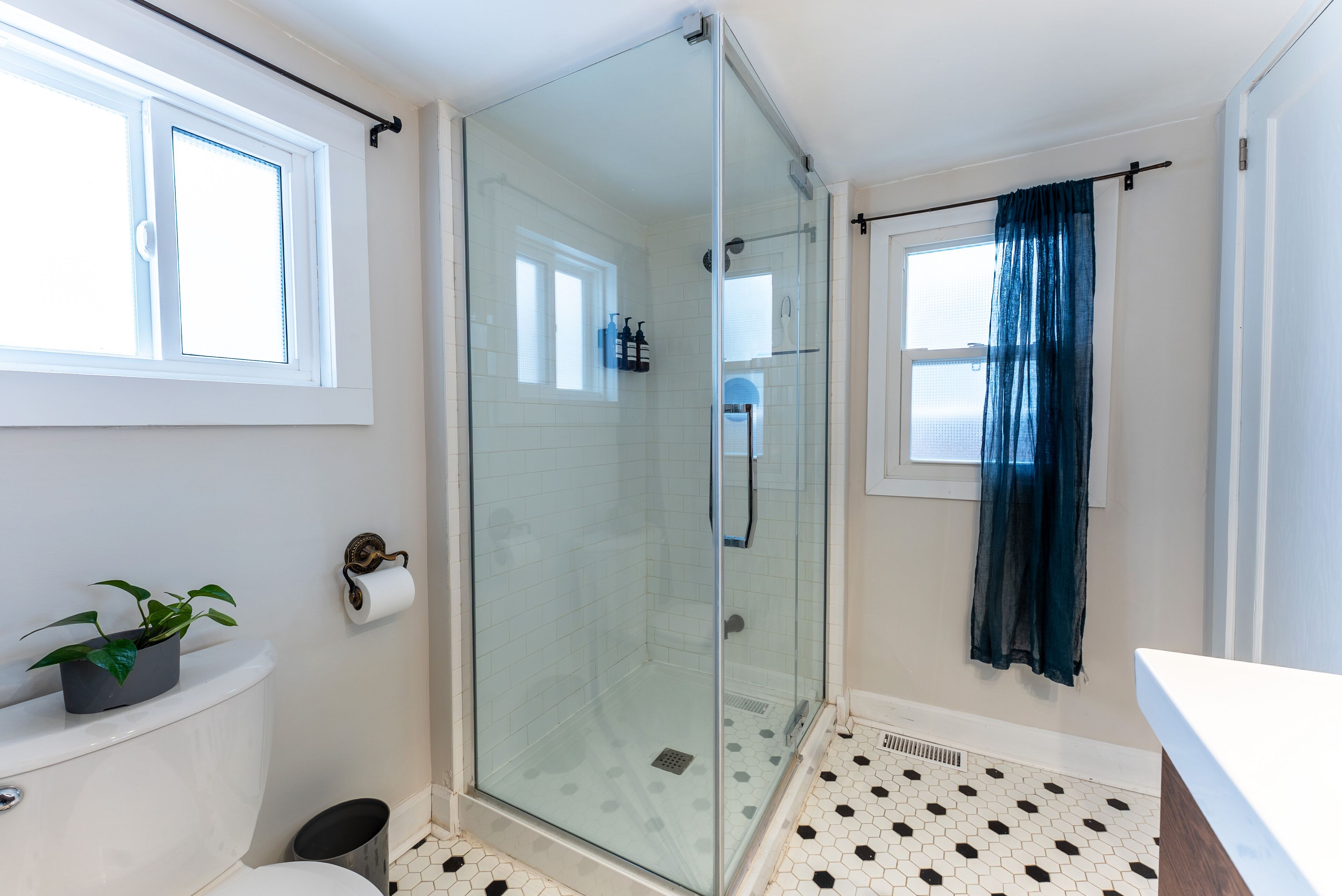 Douche, bidet, serviettes fournies, savon
