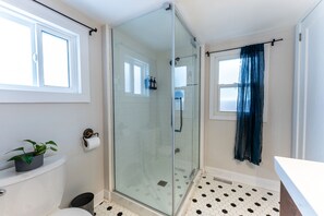 Douche, bidet, serviettes fournies, savon