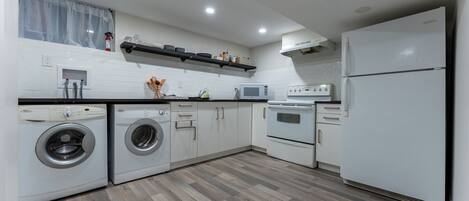 Refrigerador, microondas, horno y parrilla de estufa